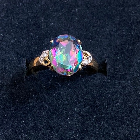Exquisite Solid 10K Gold Mystic Topaz 2 Diamond Chips Ring. Size:7. Weighs:1.5g.